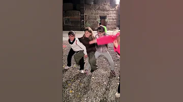 TREND MACARENA DANCE FINITO MALE Sofi Cade E Si Fa Male Laslunas Shorts 