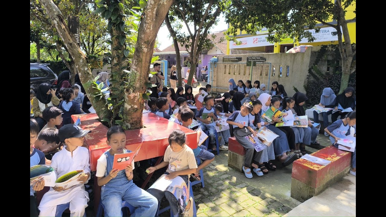 Fasilitas Taman Bacaan yang Lengkap di Kaki Gunung Salak Bogor