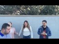 Kenia saludando a fanaticos