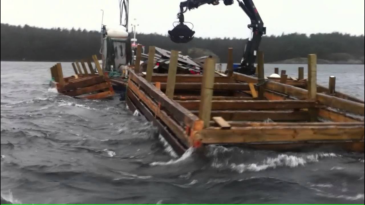 Bogsering av stenkistor till Stomnarö Furusund på dagen