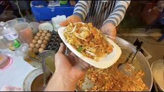 How To Make Pad Thai at the Maenam Night Market in Koh Samui in Thailand