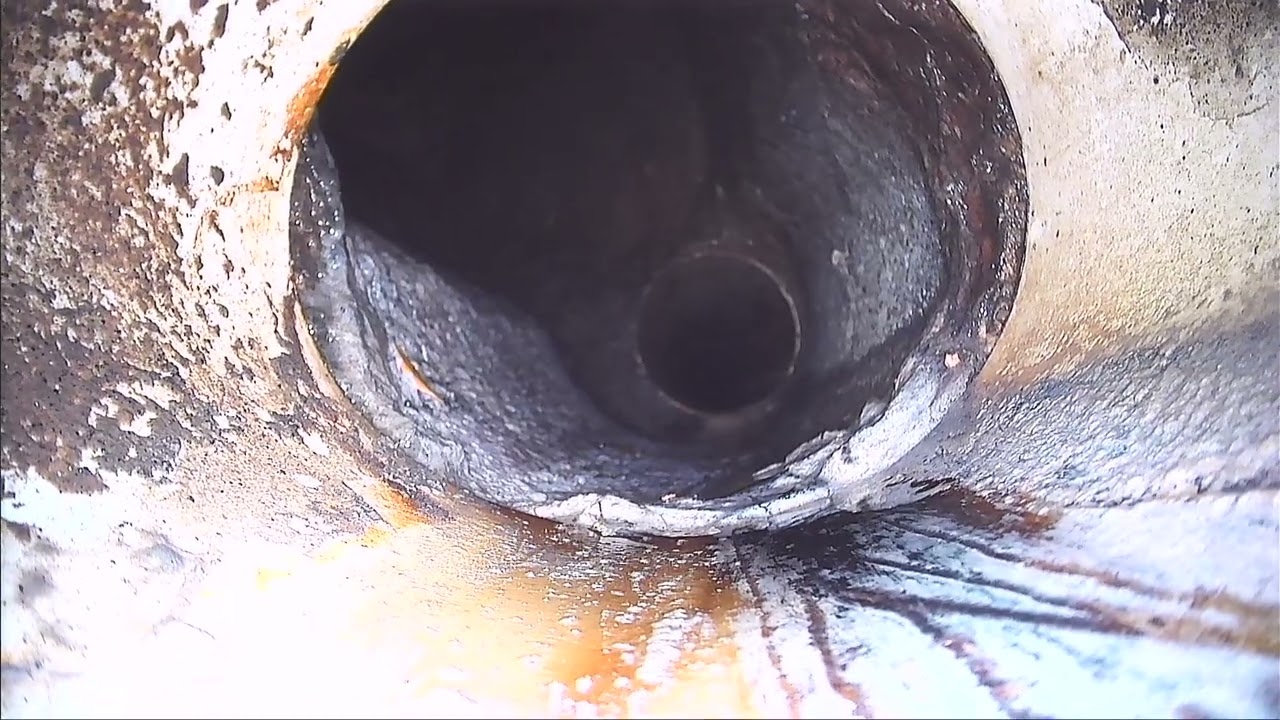 Outros ângulos: 9,10 m – Caixa com tubo partido na saída. Tampa não localizada.