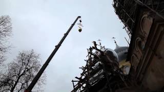 Подъем освященного купольного креста на храм Рождества Пресвятой Богородицы.Пенино.