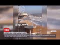 Шторм на Азовському морі: двометрові хвилі затопили прибережні кафе та бази відпочинку