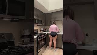 Na Cozinha De Shortinho Curto Preto