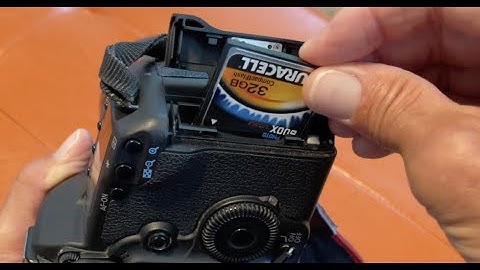 How to insert and remove a CF card from a Canon EOS 5D SLR Camera