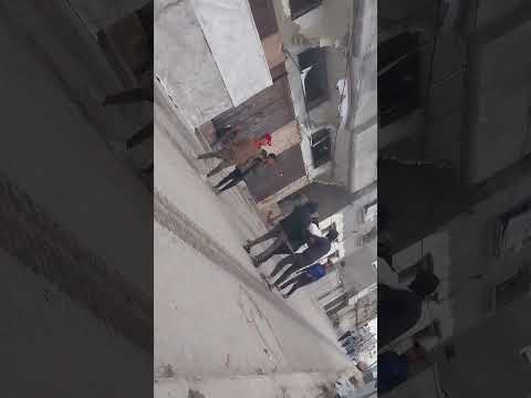 شاهد بلطجية يسرقون كيس طحين من شاب غلبان تحت تهديد السلاح الأبيض في غزة 