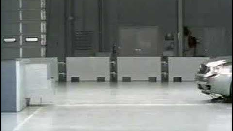 Crash Test 2005 - 2007 Ford  Five Hundred ( 500 ) / Mercury Montego (Frontal Offset Test) IIHS