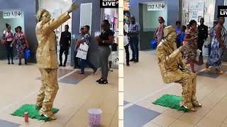 Street performer  stuns crowd in South africa \