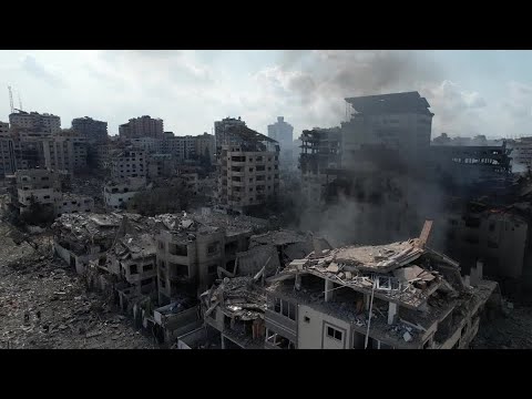イスラエルが史上最大規模の空爆、がれきと化したガザ地区をドローン撮影
