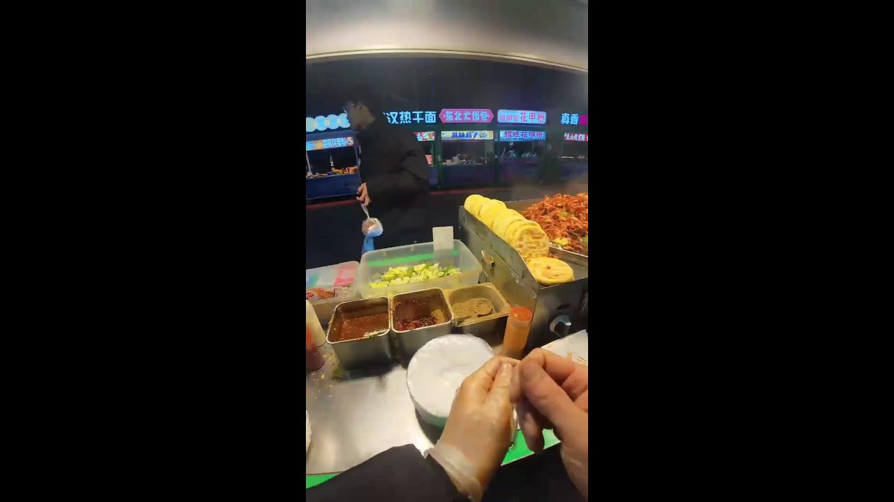 Live broadcast of street food specialties and fruit delicacies