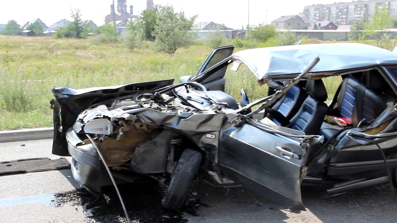 разбита в хлам. битая bmw e39 тотал. жигули ваз 2107 разбитая. разбитый мерседес 63 амг. битая ваз 2114 черная.