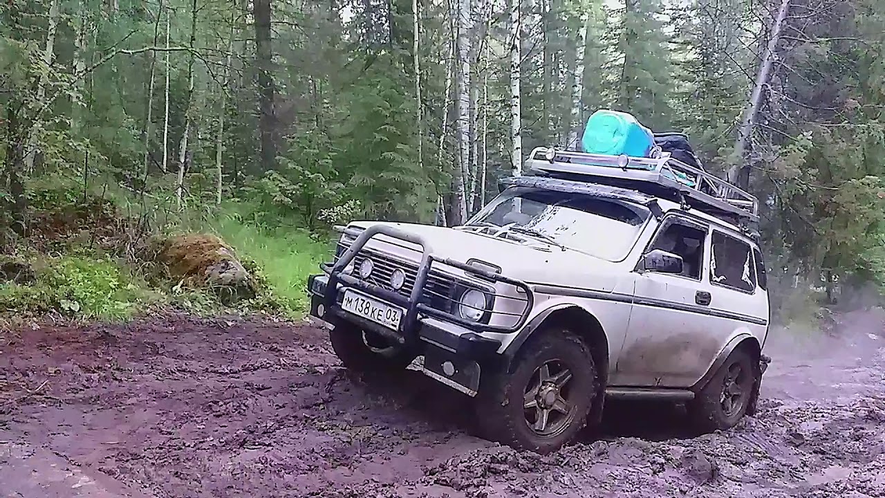 Нива едет под водой