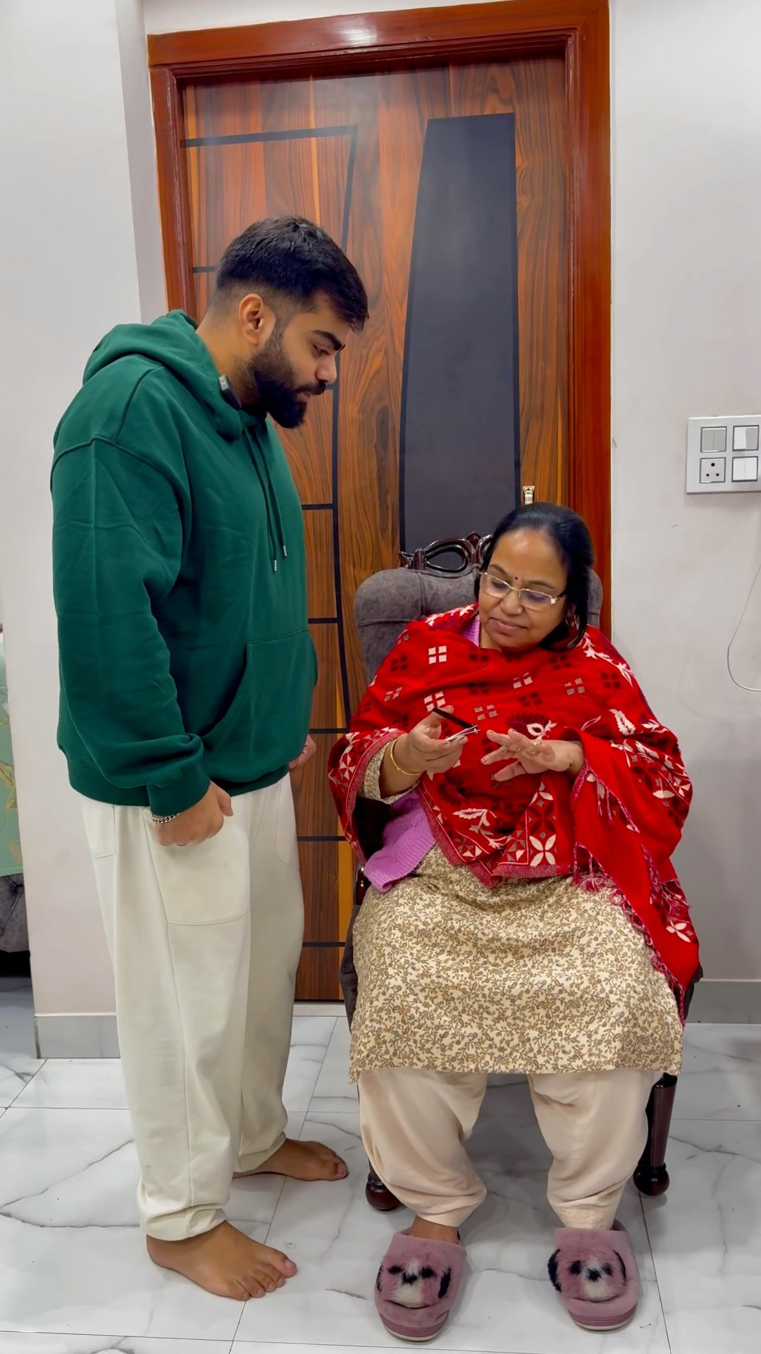 Gaurav nai mummy k nails cut kiye #shorts #youtubeshorts #gauravaroravlogs
