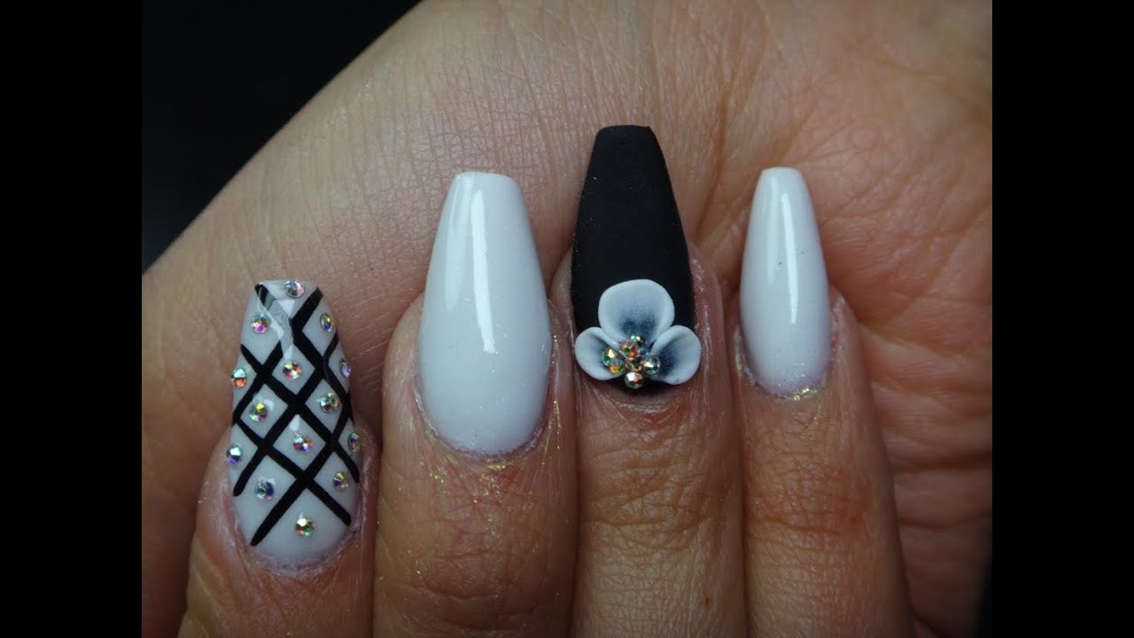 Uñas negras mate con flores de acrílico blanco - thptnganamst.edu.vn