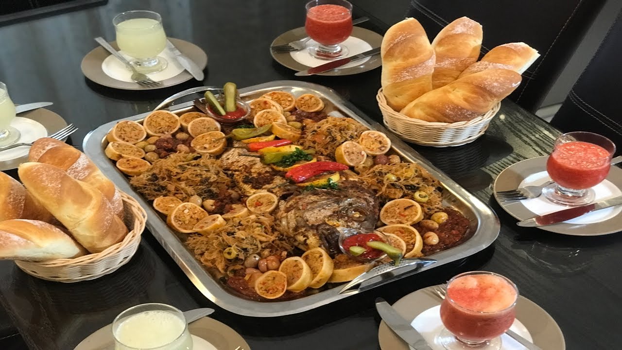 طبق للضيافة حوتة بالشرمولة في الفرن مع كلمار معمر وخبيزات روعة وعصير لذيذ جدا 👌🏻