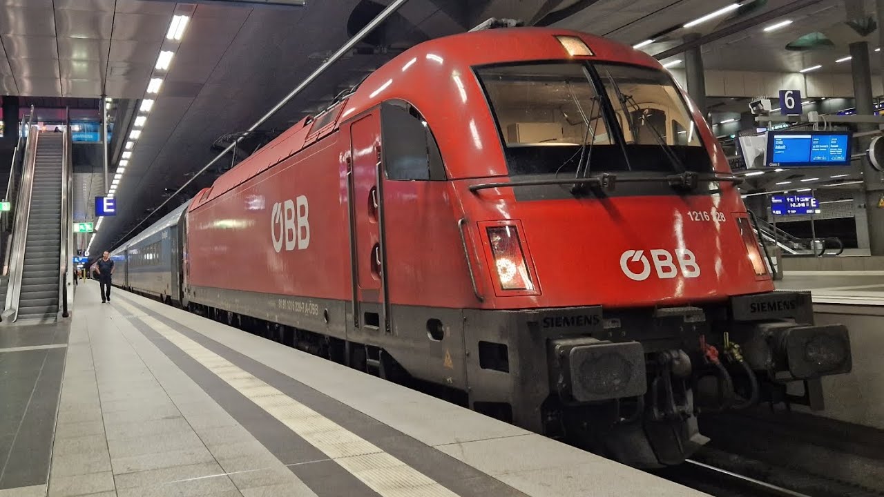 Ausfahrt vom RJ 257 in Berlin Hbf (tief) BR 1216 228