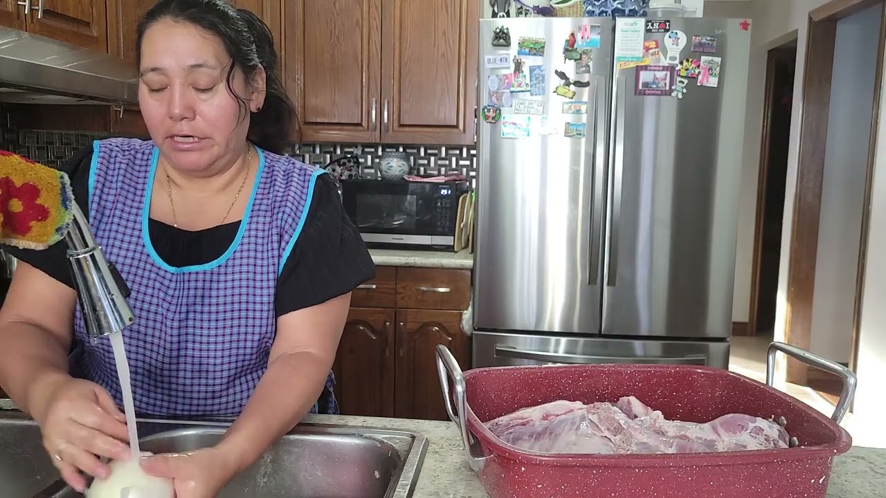 Preparando Costillas de cerdo Para el almuerzo.