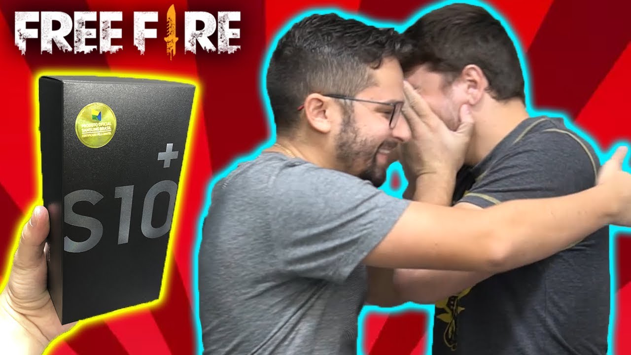 FIZ MEU AMIGO CHORAR DANDO UM SAMSUNG S10 PLUS PRA ELE JOGAR FREE FIRE clash royale update
