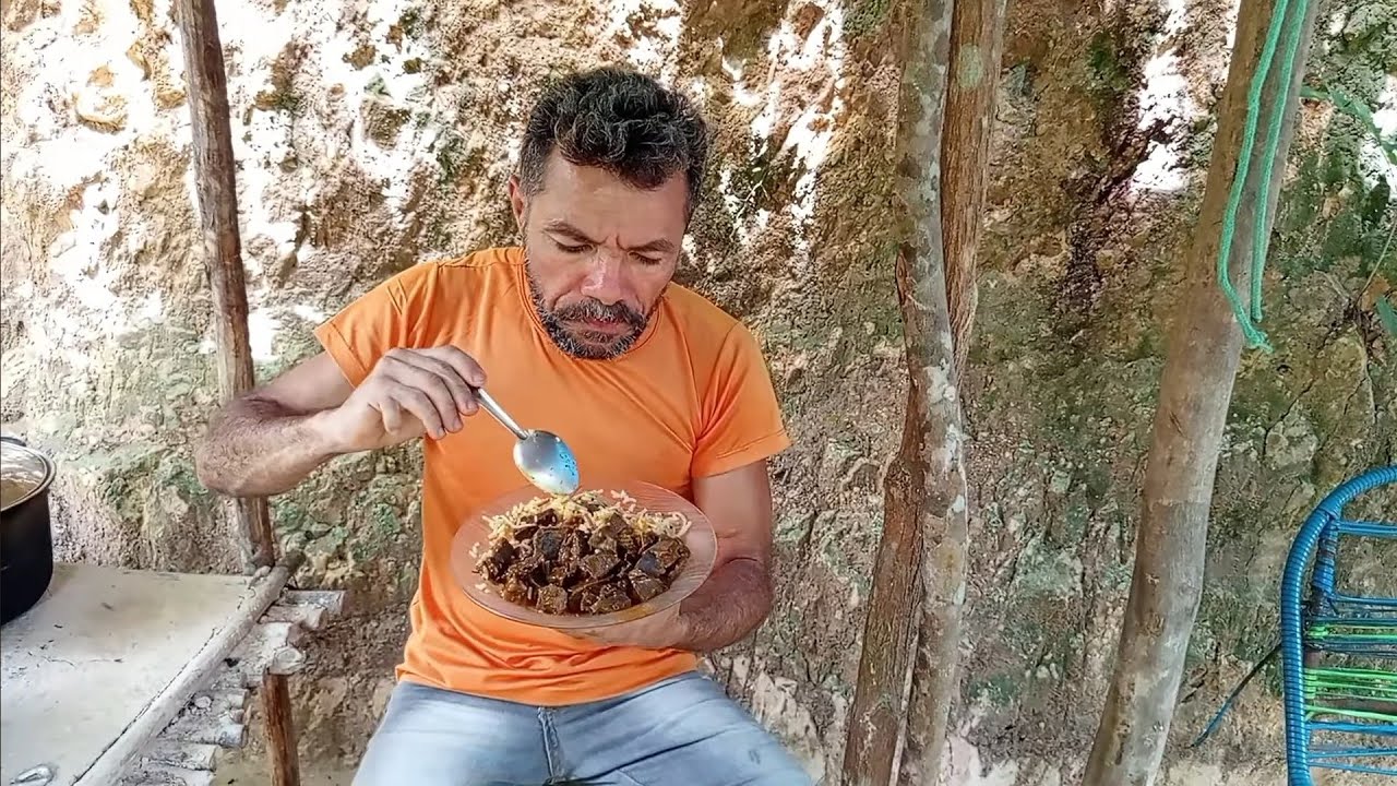 Almoço no barraco misturado de arroz com macarrão 🍝 e Sarapatel