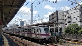 東京メトロ半蔵門線8000系電車と東京スカイツリー（東武鉄道スカイツリーライン・曳舟駅）営団時代の個性的なデザインの車両。TOKYO METRO on Tobu Skytree Line, train
