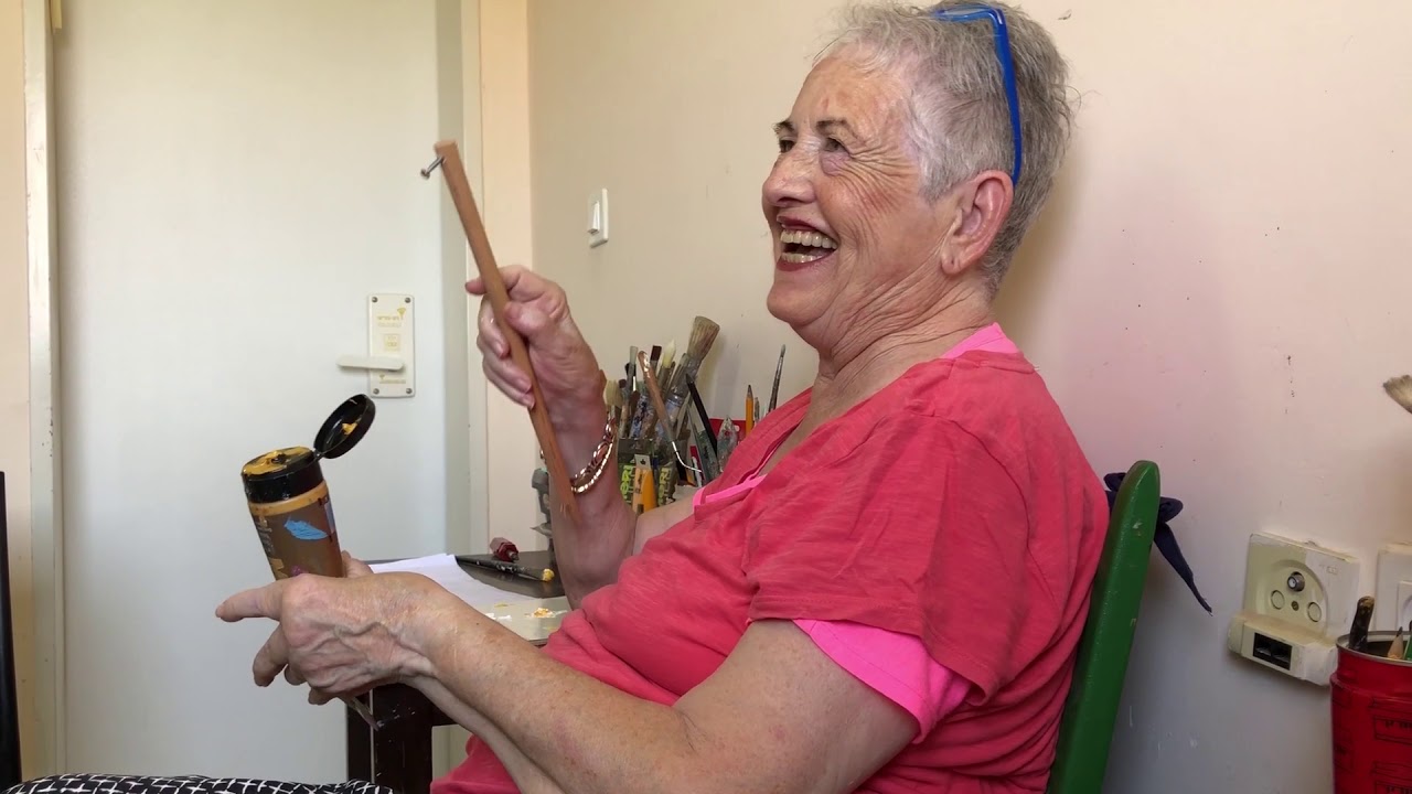 Color tubes opener and squeezer for Levana