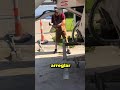 Un anciano ayuda a los trabajadores de la construcción ❤️