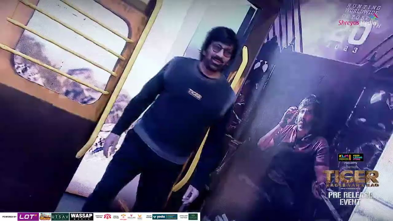 Mass Maharaj Ravi Teja Roaring Entry @ Tiger Nageswara Rao Pre-Release Event | Shreyas Media