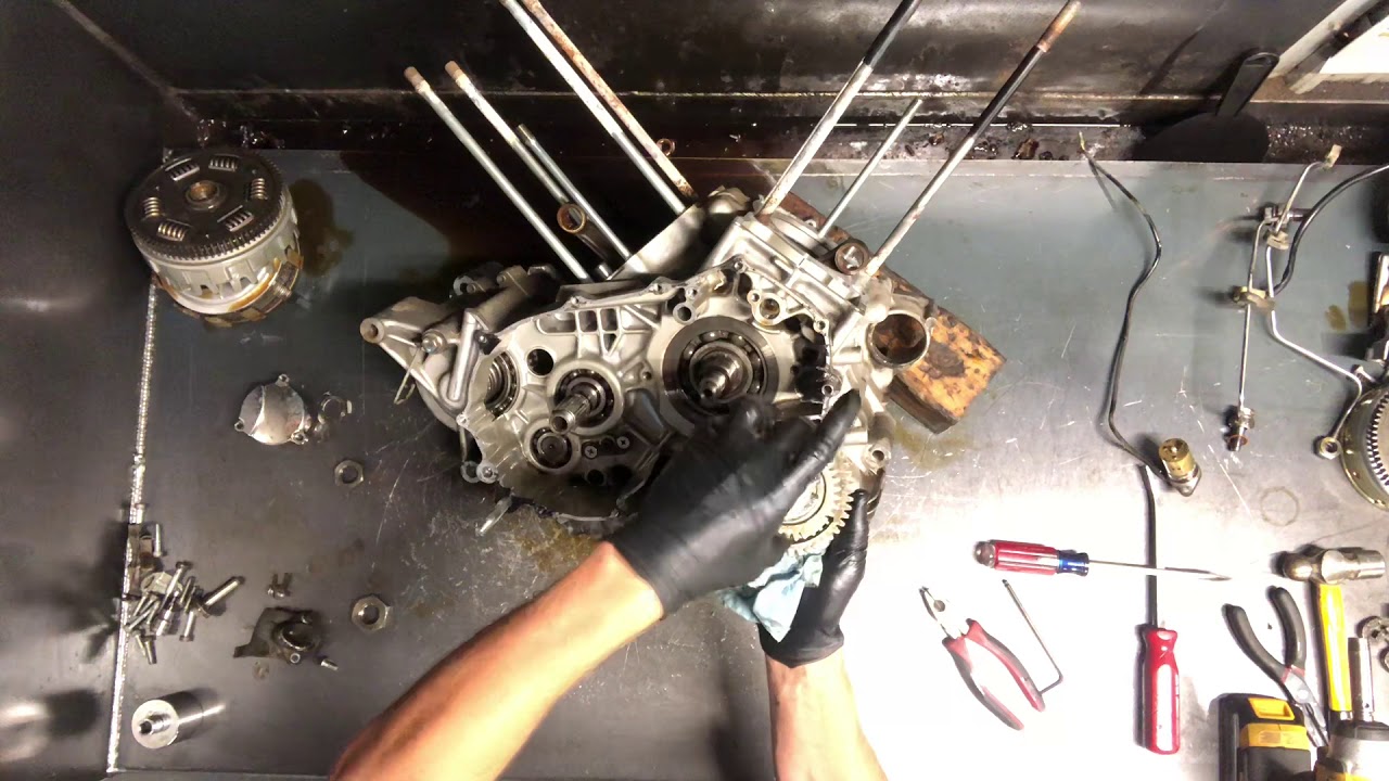 Ремонт верхней части двигателя Yamaha Virago 700 - 2/3 Как снять маховик, статор, хомут сцепления