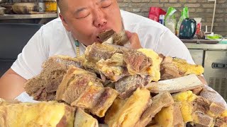 Daging sapi gemuk kuning rebus dengan daun kucai ala Monkey Brother sungguh lezat!