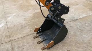 Quick hitch on mini digger makes you change attachments within seconds