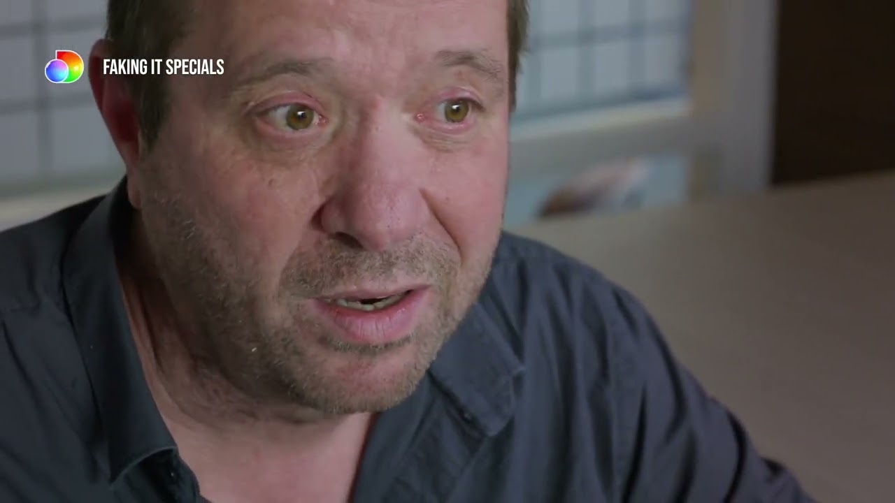 Welk gedrag vertoont Ernest Louwes in de media bij de Deventer Moordzaak?