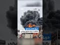 حريق ضخم داخل المصنع الذي أصابه صاروخ إيراني جنوب فلسطين المحتلة
