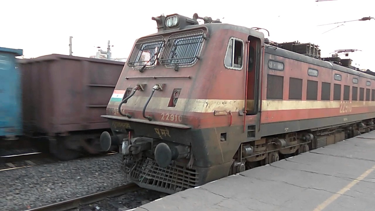 Patna Hatia Express arrival and departing from Koderma Junction....!!