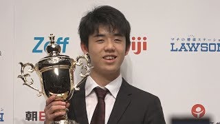 藤井、最年少で棋戦優勝 中学生初の六段 羽生二冠も破る