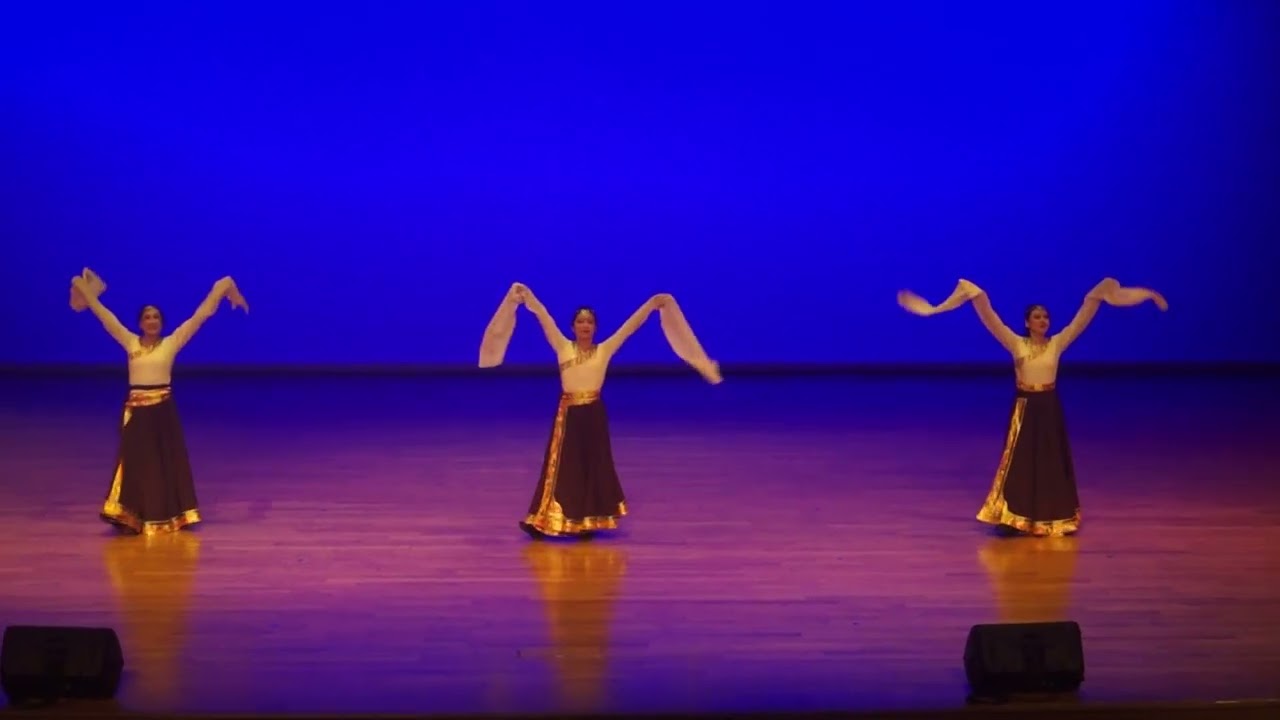 舞向巅峰（新 加 坡 红 月 亮 舞 蹈 团 15周年庆） (新 加 坡 红 月 亮 舞 蹈 团（Redmoon Dance Troupe (Singapore)）