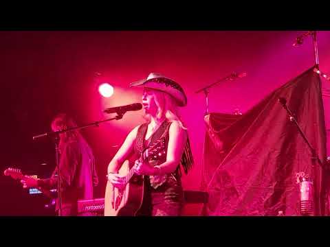 AVERY ANNA - it's just rainin' - Live STARLAND