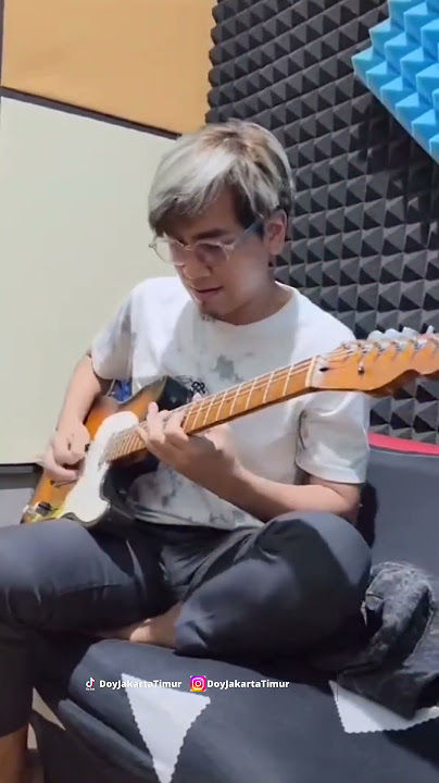 Tama Kangen Band mencoba kembali gitar lama yg jarang dipake saat konser