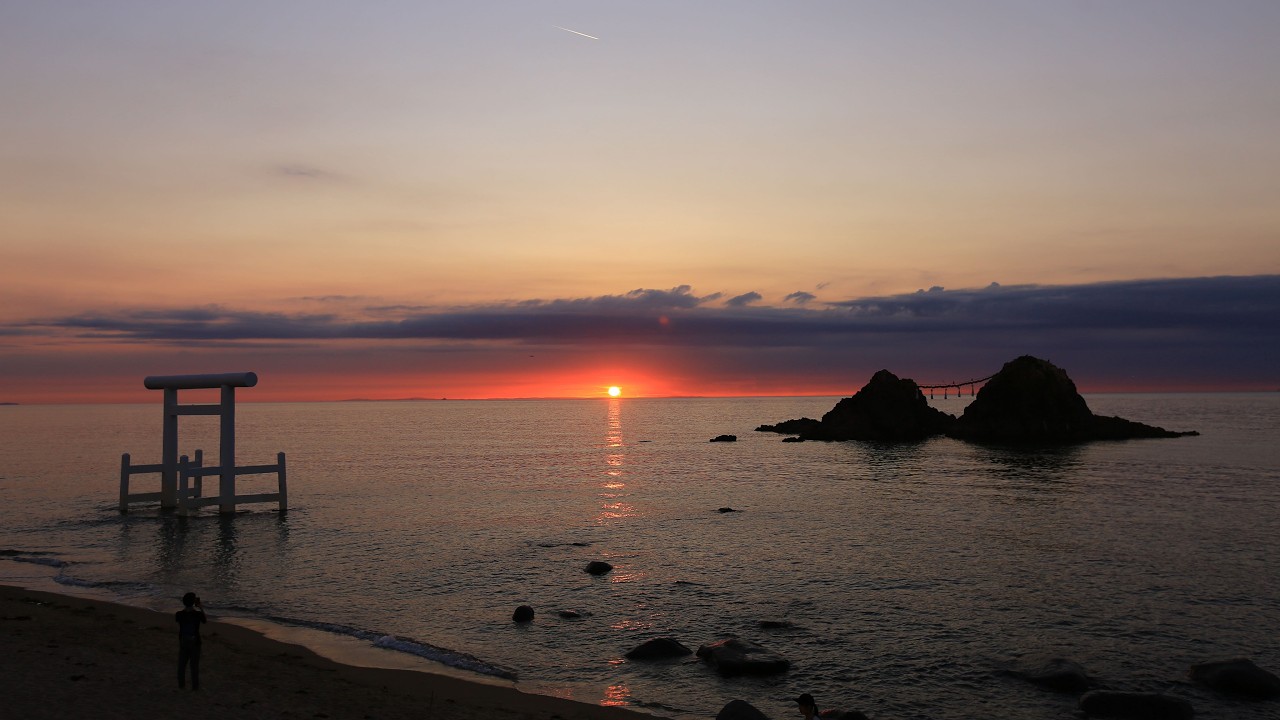 海へ沈む夕陽が空を染めていく|福岡糸島の桜井二見ヶ浦の夕景【Japan 1 Minute Travel】Sunset over Sakurai Futamigaura