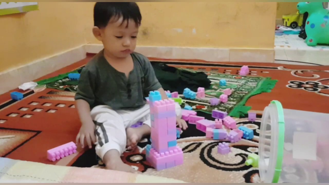 Bermain menyusun  Balok  Lego anak  Balita membuat menara 