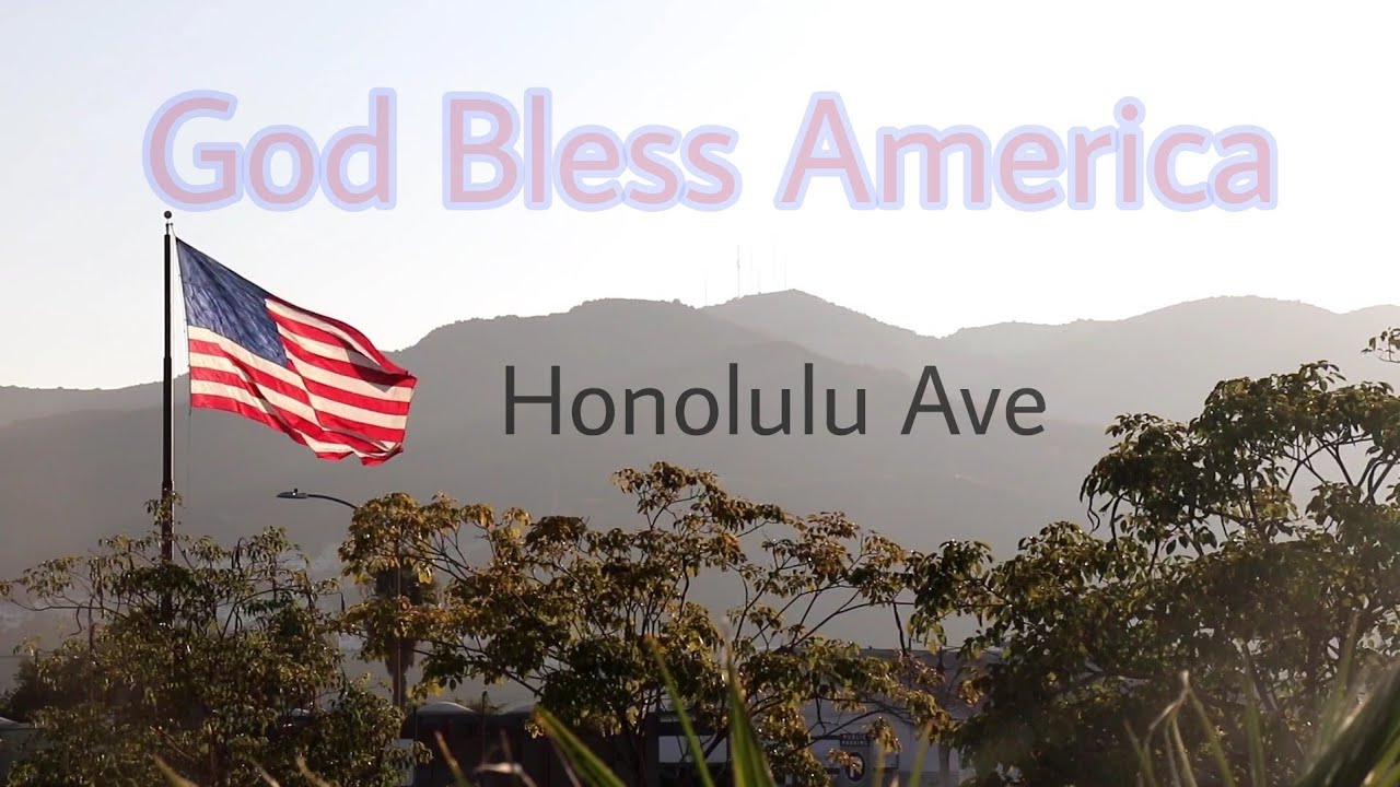 Honolulu Ave, Montrose Shopping park, Los Angeles, California. Walking and Driving .  August 2022 .