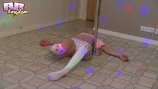 Pole dance d'une Little pisseuse