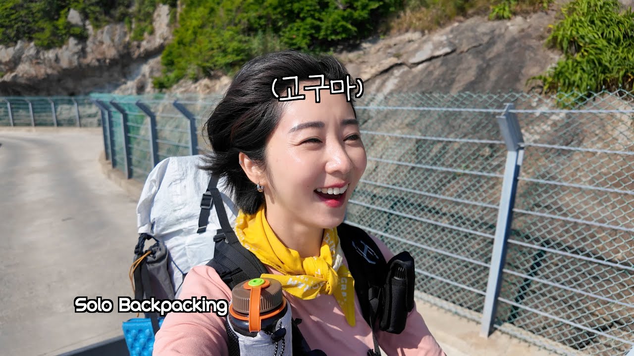 Неуклюжая женщина проводит ночь одна в горах в поисках счастья.