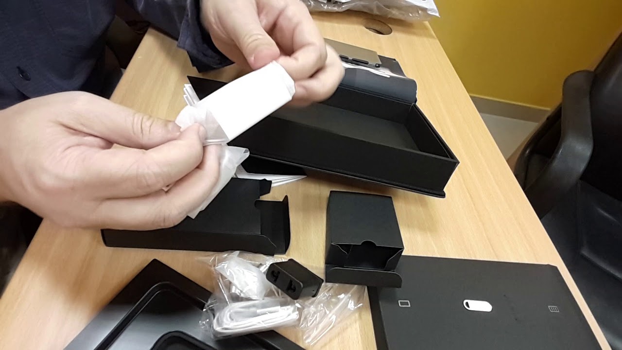 Yotaphone 3 unboxing