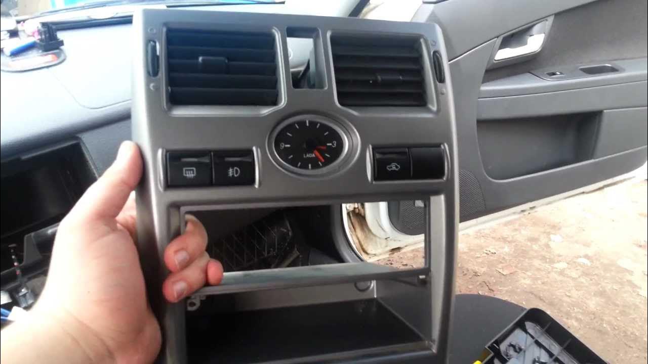 Решетка дефлектора центральная консоль приора 1. Покраска центральной консоли акцент. Как снять консоль на приора 1. Консоль приора 1 на ваз 2107. Центральная консоль приора 1 в ваз 2110.