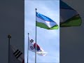 Prezident Shavkat Mirziyoyev va rafiqasi Seuldagi Milliy yodgorlik majmuasida gulchambar qoʻydilar.