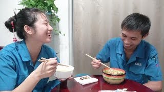 打工夫妻的一餐，晚饭干锅鸡煮面条，一人一碗吃的香