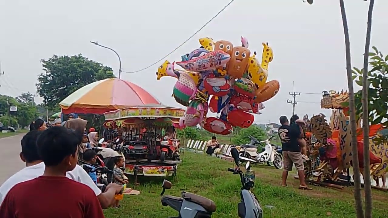 Ngabuburit di jalan Wijaya Kusuma desa Gintung tengah Ciwaringin Cirebon  25, februari 2026