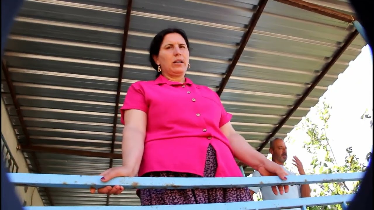 Okulun Bahçesine döşenmesi beklenen taşlar. Suyu kıt,düşük voltajlı elektrik.Yolları bozuk ..ELYAPAN