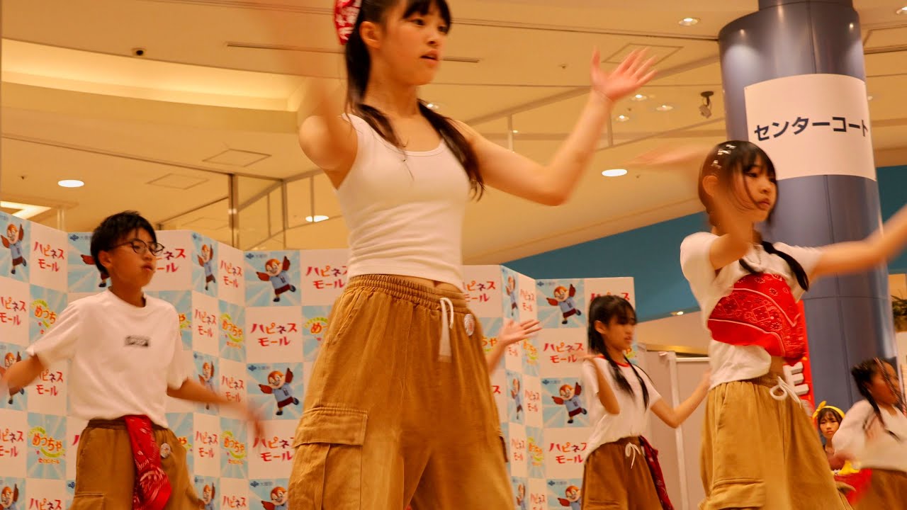 Освежающий танец в белой майке!